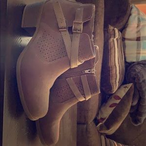 Sonoma boots. Size 7-7.5 boots. Worn 1 or twice.